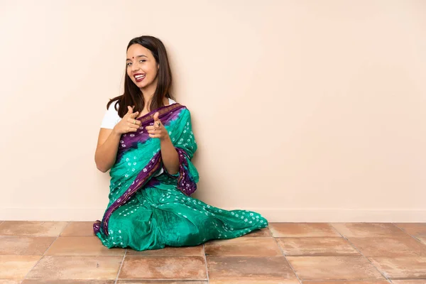 Jonge Indiase Vrouw Zit Vloer Verrast Wijzen Naar Voren — Stockfoto