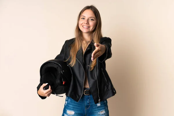 Молодая Литовская Женщина Держащая Мотоциклетный Шлем Изолированная Бежевом Фоне Пожимает — стоковое фото