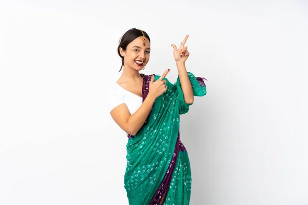 若いですインデックスの指で指差す白い背景に隔離されたインドの女性素晴らしいアイデア — ストック写真