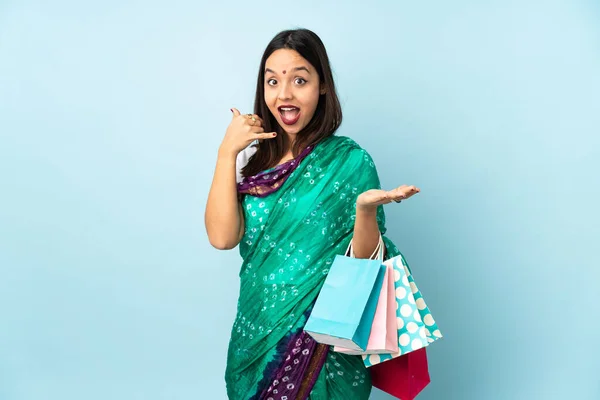 Młoda Hinduska Kobieta Torbami Zakupy Robi Gest Telefoniczny Wątpi — Zdjęcie stockowe