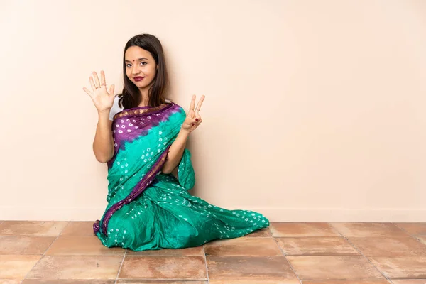 Jonge Indiaanse Vrouw Zitten Vloer Tellen Zeven Met Vingers — Stockfoto