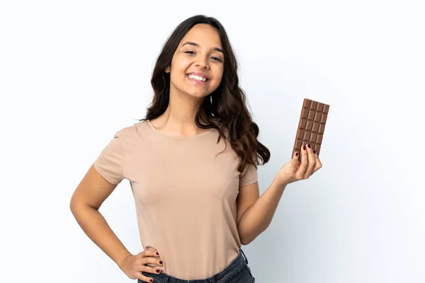 Mladá Žena Nad Izolované Bílé Pozadí Čokoládovou Tabletu Šťastný — Stock fotografie