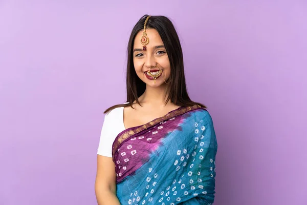 被紫色背景隔离的年轻印度女人笑着 — 图库照片