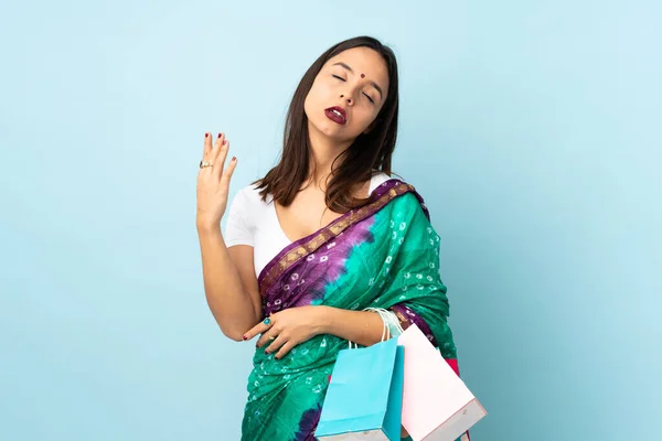 Junge Inderin Mit Einkaufstüten Mit Müdem Und Krankem Gesichtsausdruck — Stockfoto