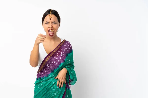 Młoda Hinduska Kobieta Odizolowana Białym Tle Sfrustrowana Wskazująca Front — Zdjęcie stockowe