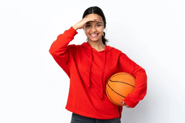Ung Kvinna Spelar Basket Över Isolerad Vit Bakgrund Hälsning Med — Stockfoto