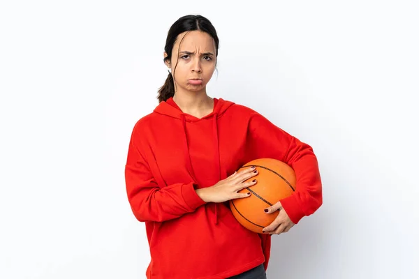 Mladá Žena Hraje Basketbal Izolovaném Bílém Pozadí Drží Dlaň Pohromadě — Stock fotografie