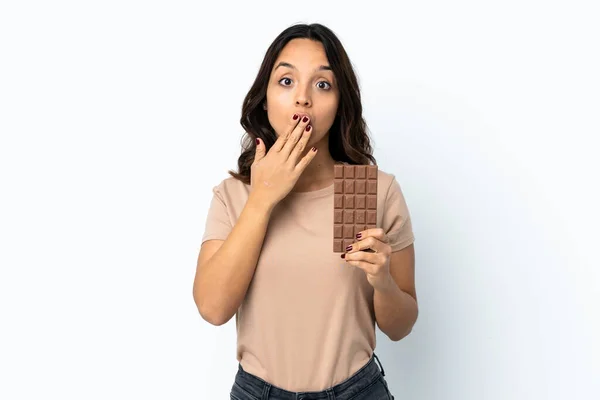 Mladá Žena Izolovaném Bílém Pozadí Čokoládovou Tabletu Překvapený — Stock fotografie