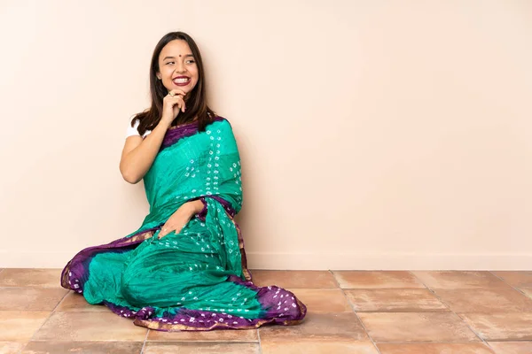 Mladá Indická Žena Sedí Podlaze Dívá Stranou Usmívá — Stock fotografie