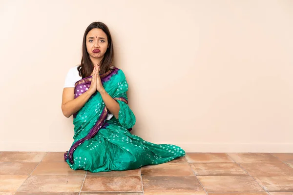 Νεαρή Ινδή Που Κάθεται Στο Πάτωμα Κρατά Την Παλάμη Ενωμένη — Φωτογραφία Αρχείου