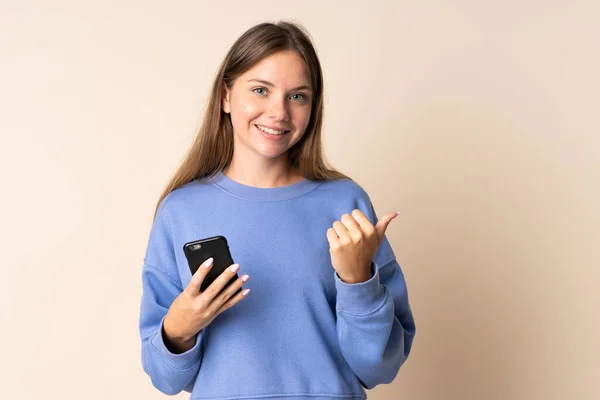 Giovane Donna Lituana Utilizzando Telefono Cellulare Isolato Sfondo Beige Che — Foto Stock