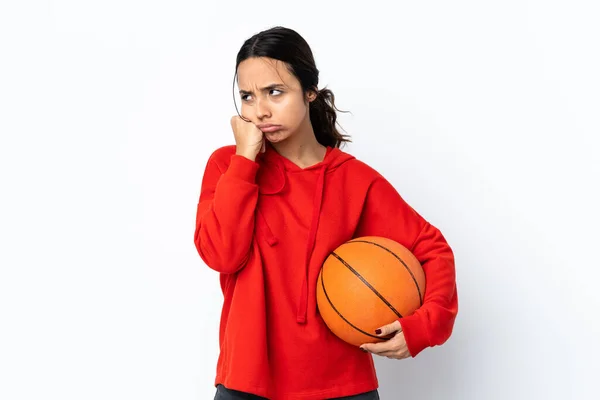 Mladá Žena Hraje Basketbal Přes Izolované Bílé Pozadí Unaveným Znuděným — Stock fotografie