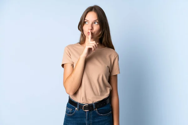 Jeune Femme Lituanienne Isolée Sur Fond Bleu Montrant Signe Silence — Photo