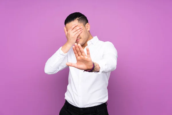 Asiatisk Stilig Man Isolerad Blå Bakgrund Gör Stopp Gest Och — Stockfoto