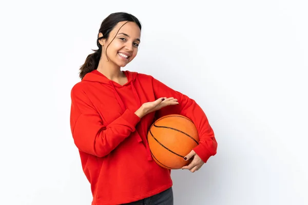 Jeune Femme Jouant Basket Sur Fond Blanc Isolé Présentant Une — Photo