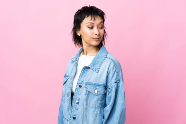 Genç Uruguaylı kadın izole pembe arka planda. Portre