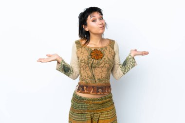 Genç Uruguaylı kız soyutlanmış beyaz arka planda şüphe içinde el kaldırırken