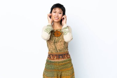 Genç Uruguaylı kız izole edilmiş beyaz arka planda hayal kırıklığına uğramış ve kulaklarını kapatmış