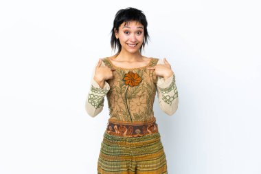 Genç Uruguaylı kız, yalıtılmış beyaz bir arka plan ve şaşırtıcı bir yüz ifadesi.