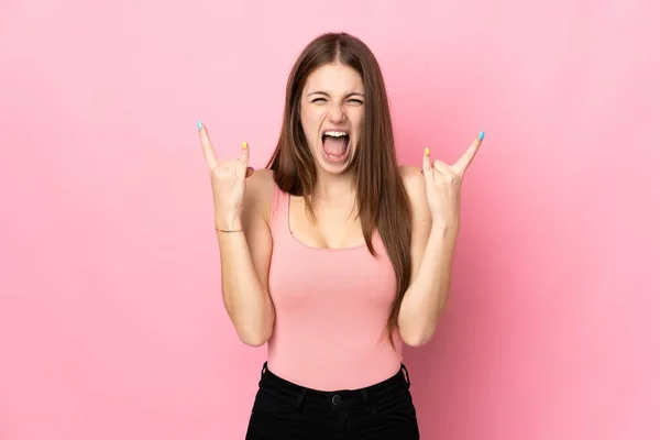 Mujer Joven Caucásica Aislada Sobre Fondo Rosa Haciendo Gesto Cuerno —  Fotos de Stock