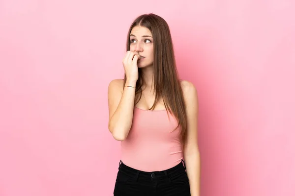 Giovane Donna Caucasica Isolato Sfondo Rosa Nervoso — Foto Stock