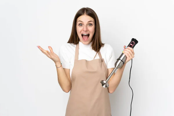 Jovem Usando Liquidificador Mão Isolado Fundo Branco Com Expressão Facial — Fotografia de Stock