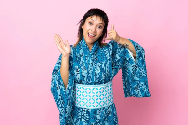Mujer Joven Usando Kimono Sobre Fondo Azul Aislado Haciendo Gesto —  Fotos de Stock