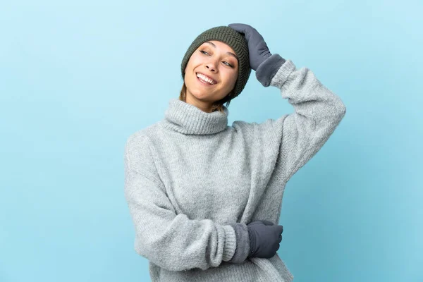 Jovem Uruguaia Com Chapéu Inverno Isolado Fundo Azul Rindo — Fotografia de Stock