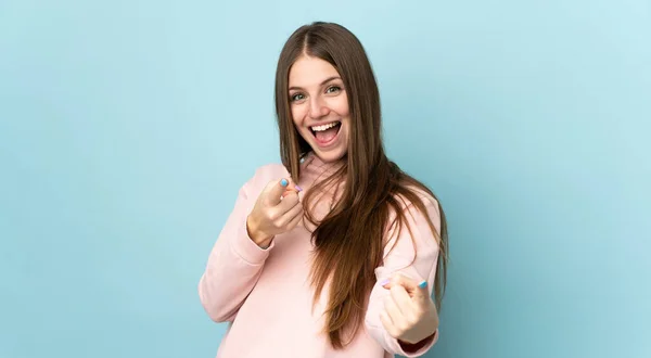 Junge Kaukasische Frau Isoliert Auf Blauem Hintergrund Überrascht Und Zeigt — Stockfoto