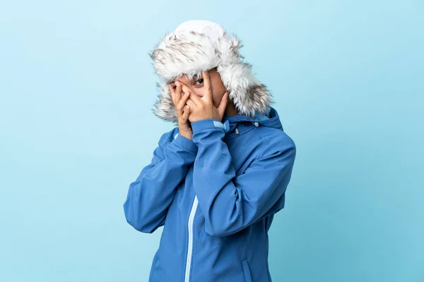 Jovem Uruguaia Com Chapéu Inverno Isolado Fundo Azul Cobrindo Olhos — Fotografia de Stock