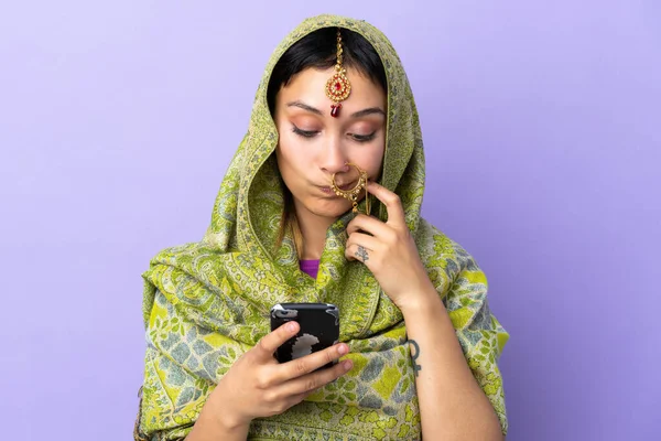 Indická Žena Izolované Fialovém Pozadí Myšlení Odesílání Zprávy — Stock fotografie