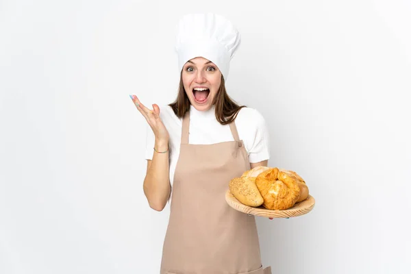 Jonge Vrouw Chef Kok Uniform Geïsoleerd Witte Achtergrond Met Verrassing — Stockfoto