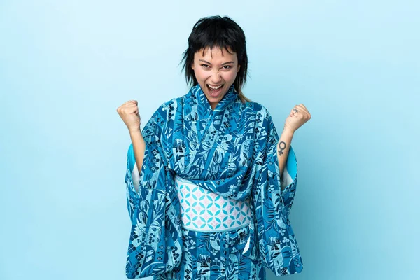 Mujer Joven Usando Kimono Sobre Aislado Fondo Azul Frustrado Por —  Fotos de Stock