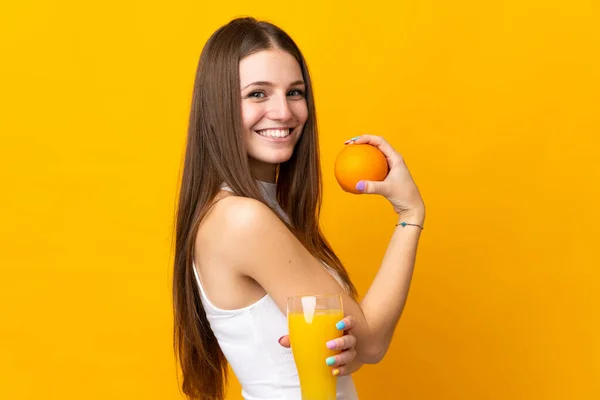 Jeune Femme Caucasienne Tenant Une Orange Isolée Sur Fond Orange — Photo