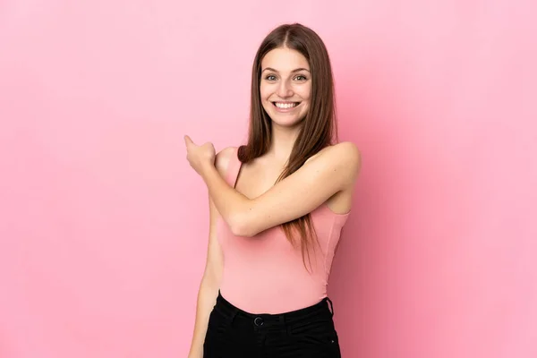 Mulher Caucasiana Jovem Isolado Fundo Rosa Apontando Para Trás — Fotografia de Stock