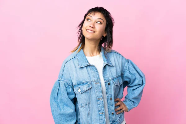 Jonge Uruguayaanse Vrouw Geïsoleerde Roze Achtergrond Denken Een Idee Terwijl — Stockfoto