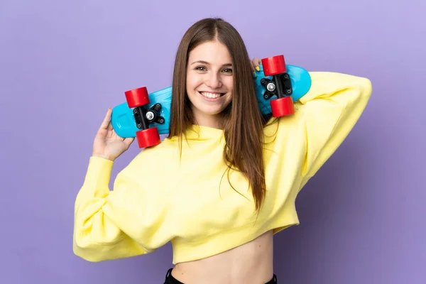 Mulher Caucasiana Jovem Isolado Fundo Roxo Com Skate — Fotografia de Stock