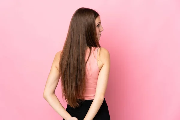 Jeune Femme Caucasienne Isolée Sur Fond Rose Position Arrière Regardant — Photo