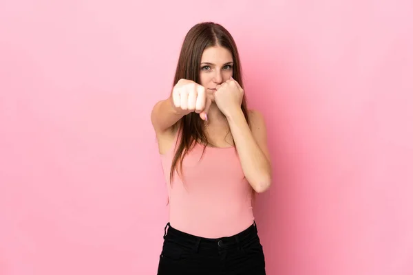 Mujer Joven Caucásica Aislada Sobre Fondo Rosa Con Gesto Lucha — Foto de Stock