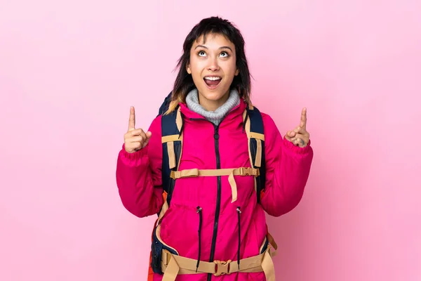 Jong Bergbeklimmer Meisje Met Een Grote Rugzak Geïsoleerde Roze Achtergrond — Stockfoto