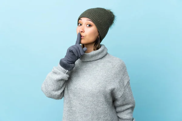 Joven Uruguaya Con Sombrero Invierno Aislado Sobre Fondo Azul Haciendo —  Fotos de Stock