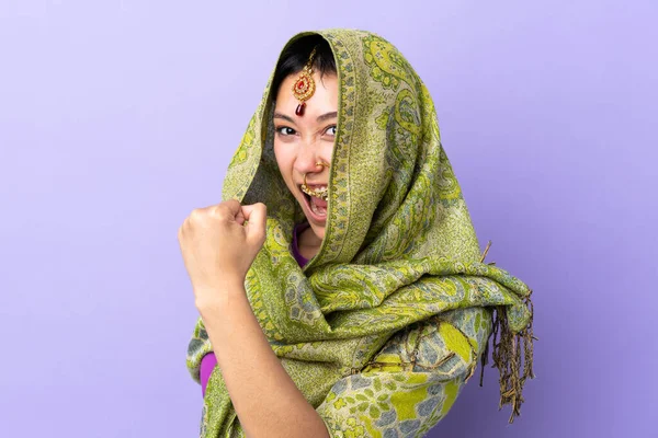 被紫色背景隔离的印度女人庆祝胜利 — 图库照片