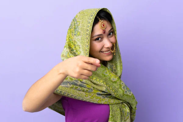 Mulher Indiana Isolado Fundo Roxo Apontando Frente Com Expressão Feliz — Fotografia de Stock