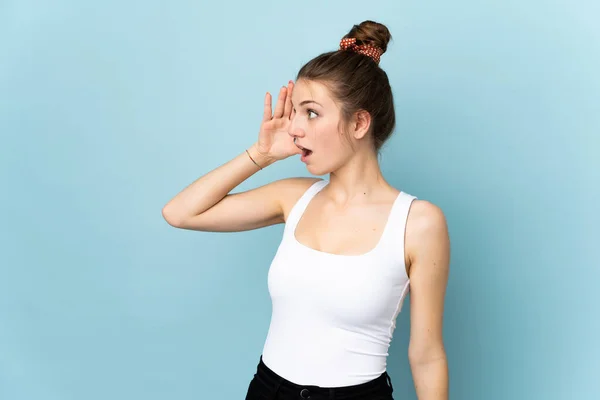 Mulher Caucasiana Jovem Isolado Fundo Azul Com Expressão Surpresa Olhar — Fotografia de Stock