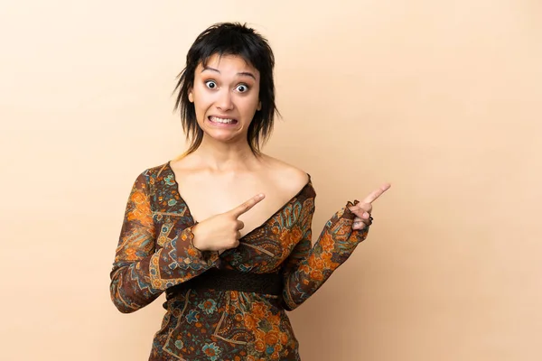 Indian Woman Isolated Beige Background Frightened Pointing Side — Stock Photo, Image