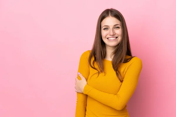 Jovem Mulher Caucasiana Isolado Fundo Rosa Rindo — Fotografia de Stock