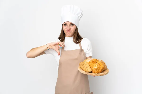 요리사 제복을 여자가 배경에 외따로 떨어져 엄지손가락을 아래로 내리는 표시를 — 스톡 사진