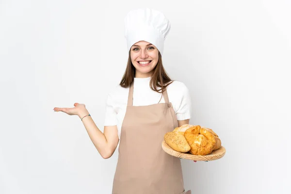 Jovem Mulher Uniforme Chef Isolado Fundo Branco Estendendo Mãos Para — Fotografia de Stock