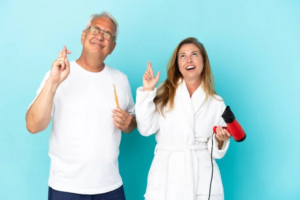 Orta Yaşlı Çift Ellerinde Kurutucu Diş Fırçası Tutarken Mavi Arka — Stok fotoğraf