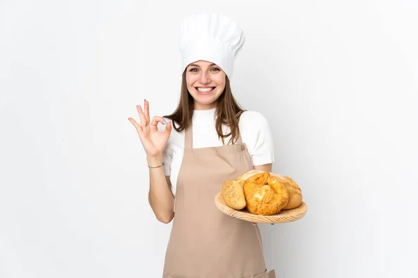 Jovem Mulher Uniforme Chef Isolado Fundo Branco Mostrando Sinal Com — Fotografia de Stock